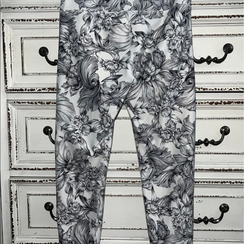 Like new 🖤🤍 Balance Collection black & white leggings Size L - Picture 7 of 12